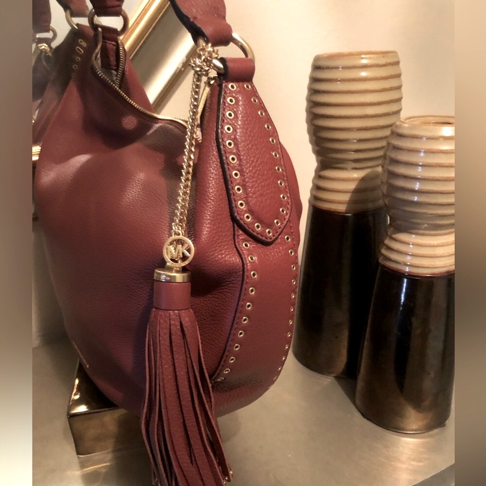 Michael Kors pebbled leather hobo shoulder bag. - Picture 3 of 6